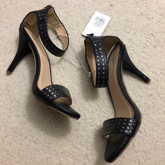 open toe heels with black tights